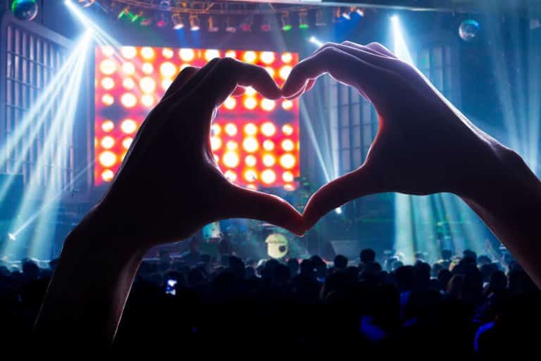 crowd,audience,the,power,of,music,,silhouette,heart,shaped,hands